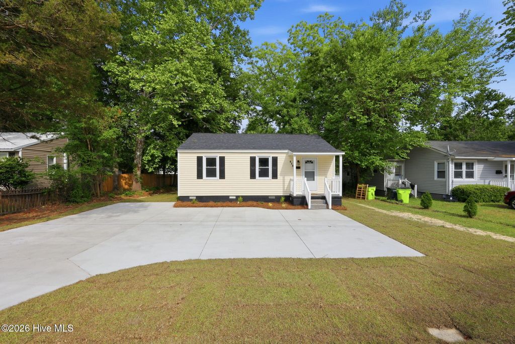 Photo of 910 Simmons Street, New Bern, NC 28560 (MLS # 100572442)