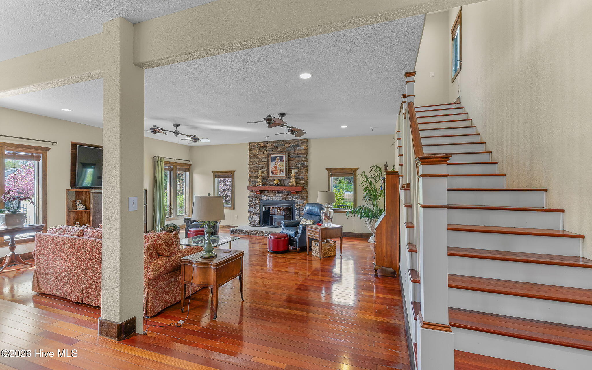 102 Falcons Cove