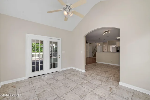 320 Green View Road, photo 5 of 59