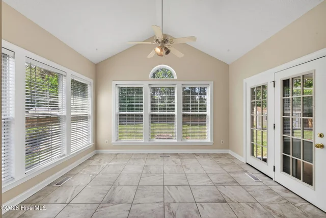 320 Green View Road, photo 4 of 59