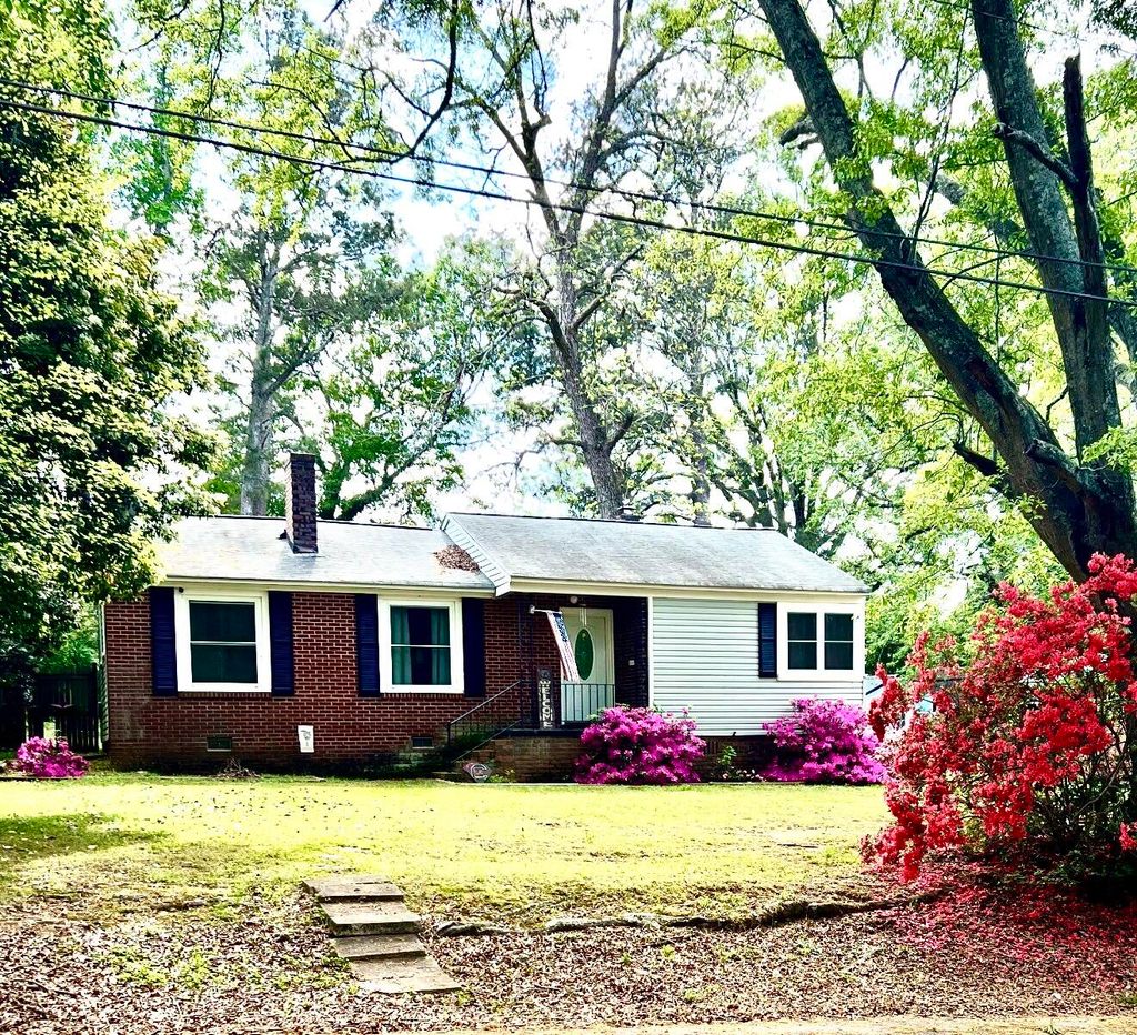 Photo of 823 Sunset Drive, Greenwood, SC 29646 (MLS # 552870)