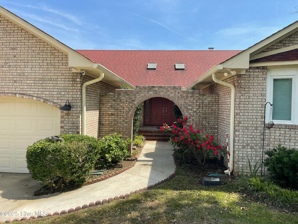 Photo of 995 Chadwick Shores Drive, Sneads Ferry, NC 28460 (MLS # 100556358)