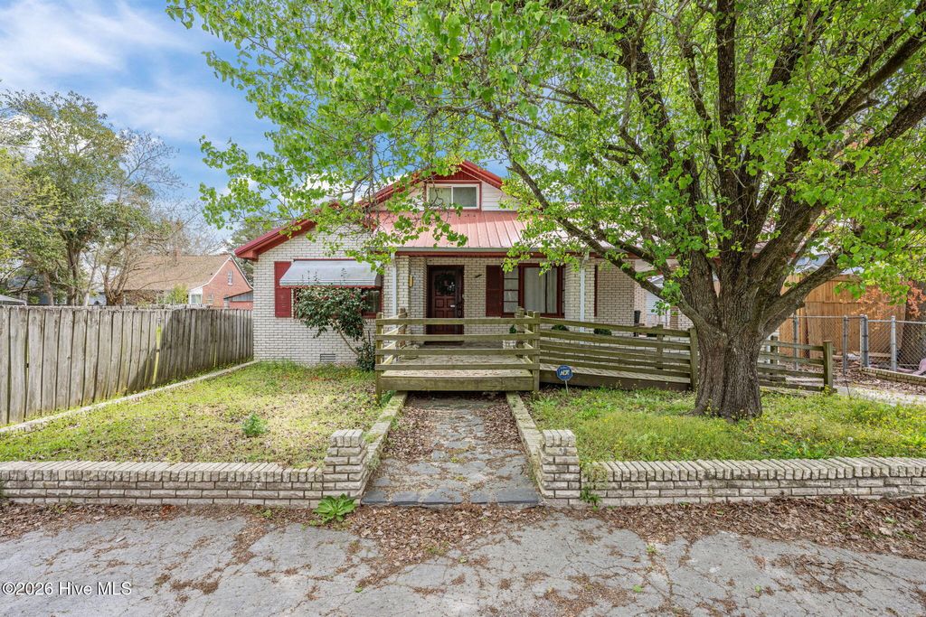 Photo of 812 Smith Street, New Bern, NC 28560 (MLS # 100563554)