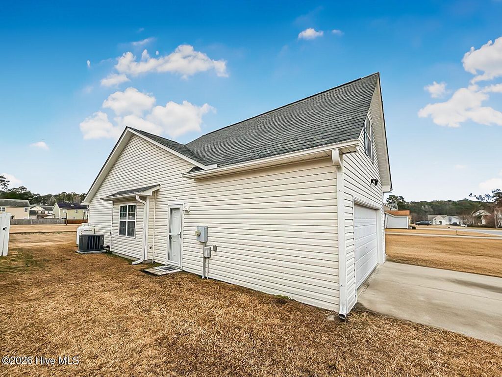 Photo of 117 Crooked Run Drive, New Bern, NC 28560 (MLS # 100560228)