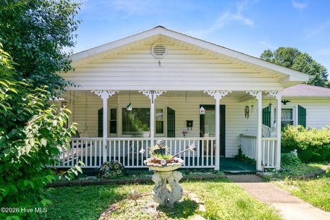 Homes For Sale - 811 Queens Street<br/> Lenoir, NC 28645