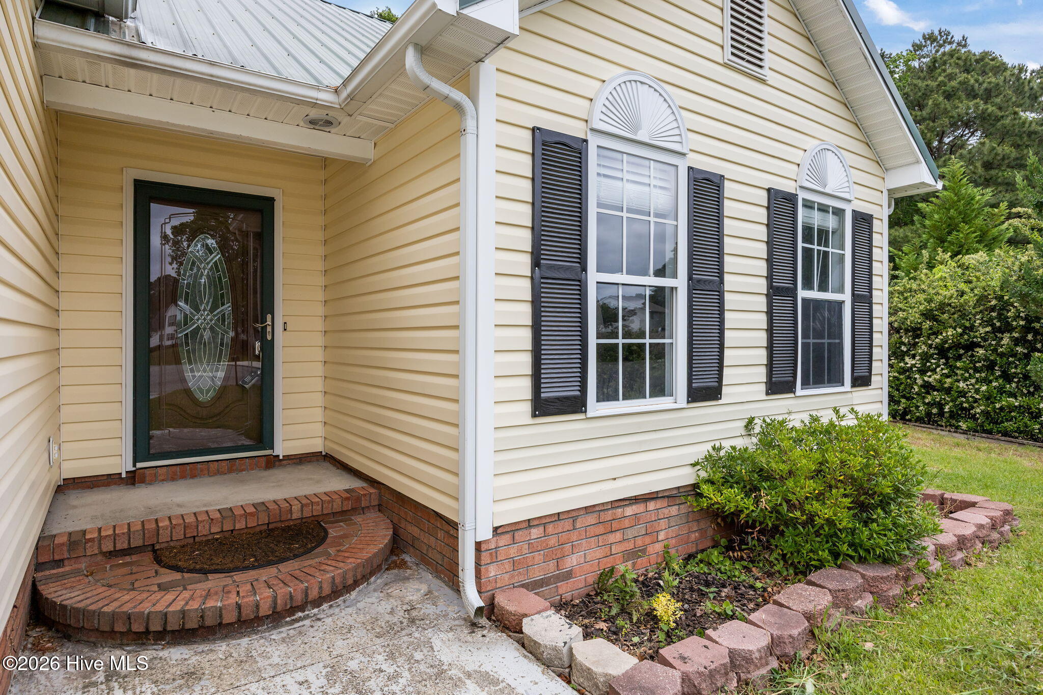 405 W Regent Court