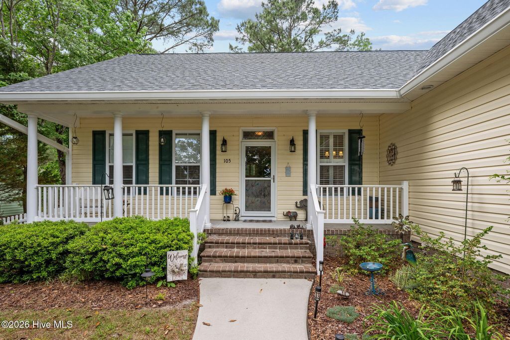 Photo of 105 Channel Run Drive, New Bern, NC 28562 (MLS # 100570232)