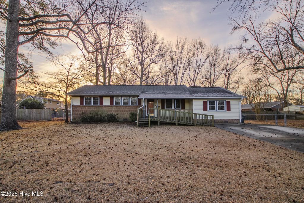 Photo of 2915 Northwoods Drive, Jacksonville, NC 28540 (MLS # 100552171)