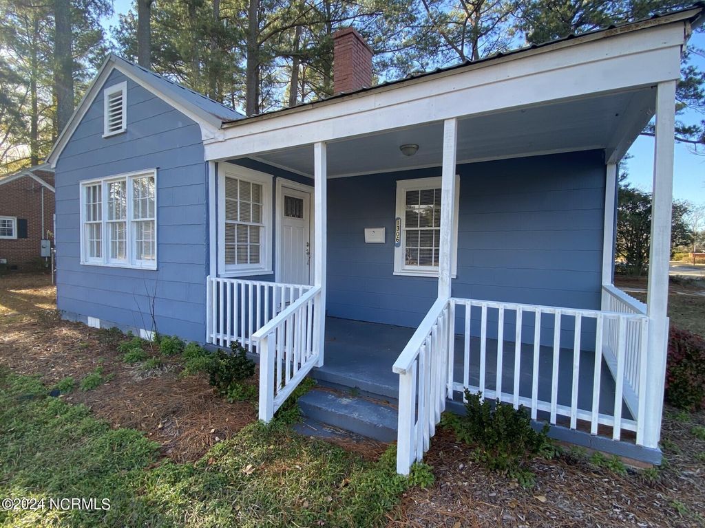 Photo of 1306 N Respess Street, Washington, NC 27889 (MLS # 100563718)