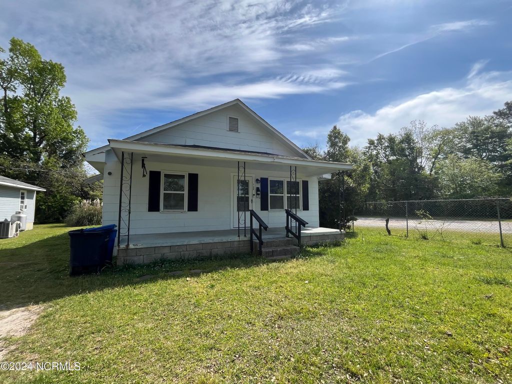 Photo of 206 Richlands Avenue, Jacksonville, NC 28540 (MLS # 100564112)