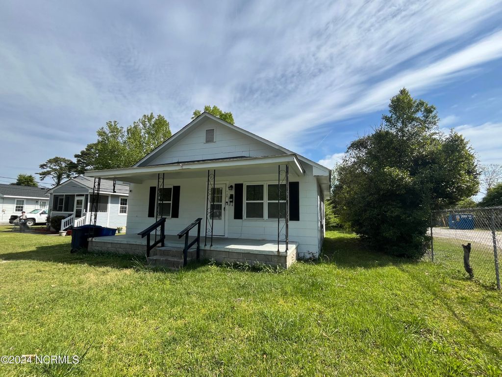 Photo of 206 Richlands Avenue, Jacksonville, NC 28540 (MLS # 100564112)