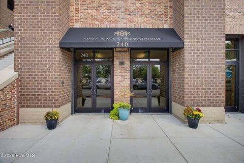 Tiny photo for 10 Grace Street #Apt 303, Wilmington, NC 28401 (MLS # 100609067)