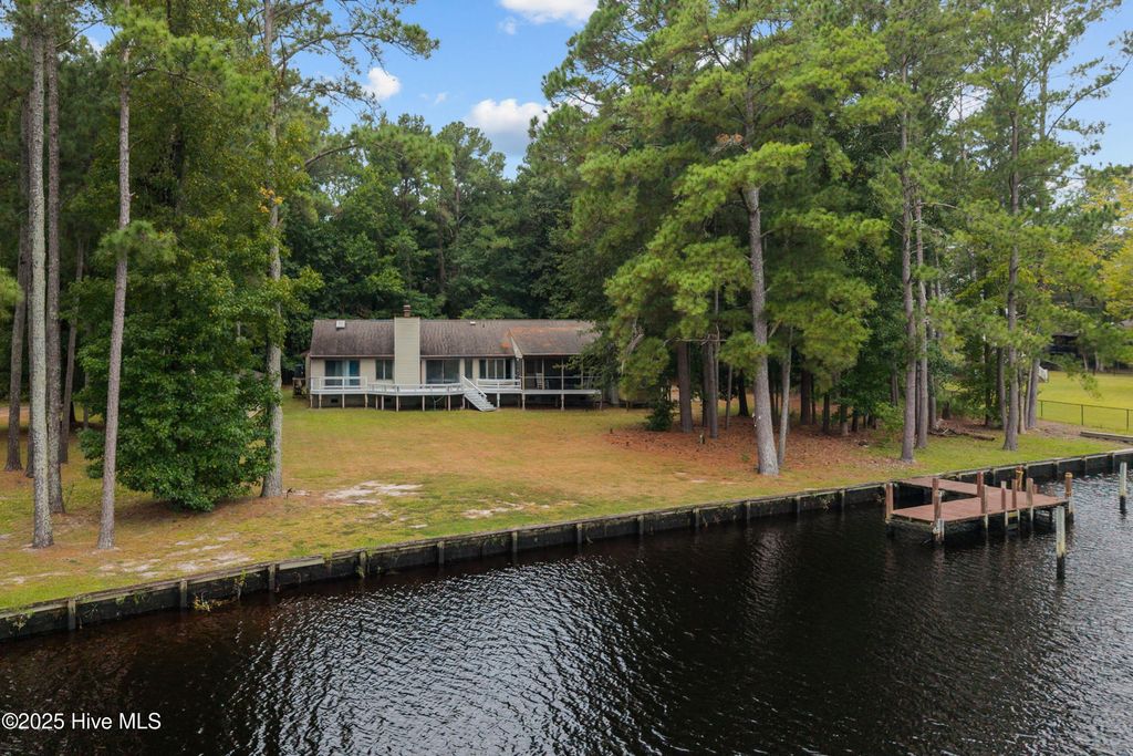 Photo of 103 Gull Pointe, New Bern, NC 28562 (MLS # 100530668)