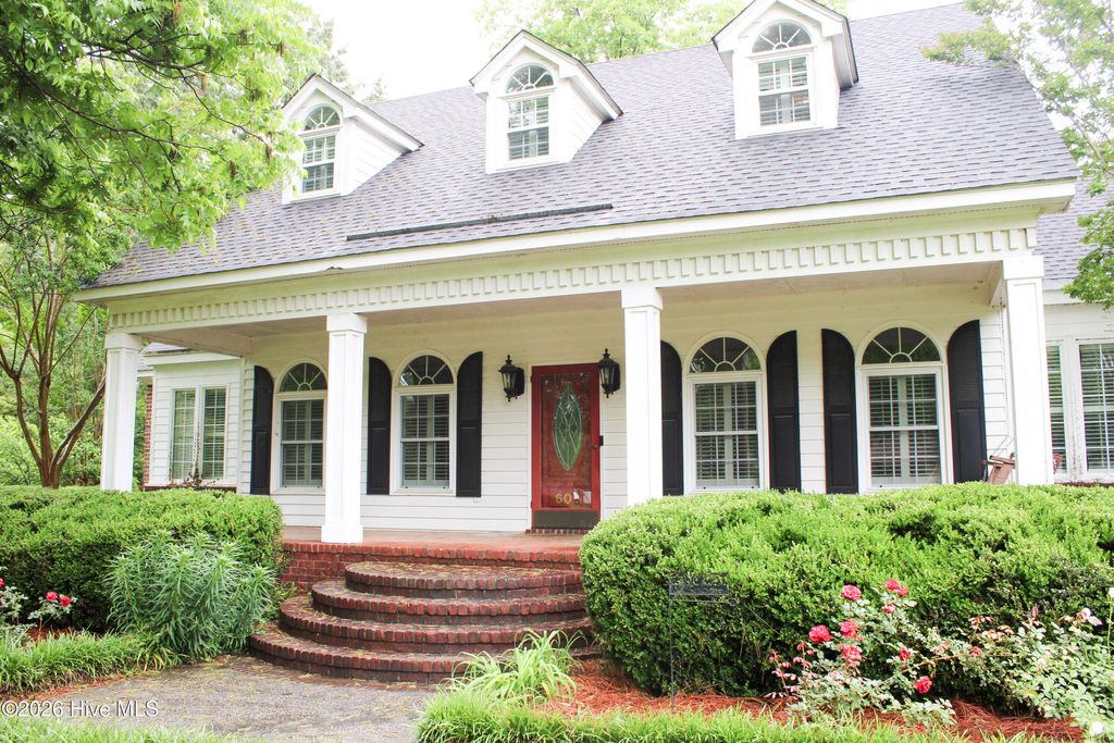 Photo of 609 Robeson Avenue, Lake Waccamaw, NC 28450 (MLS # 100572465)