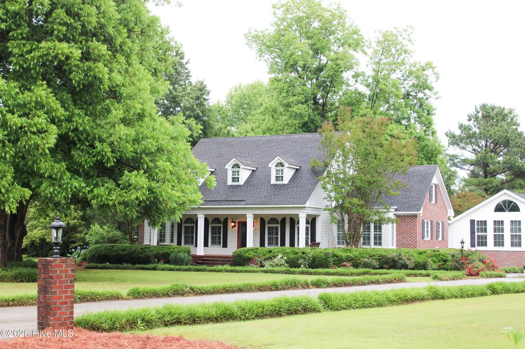 Photo of 609 Robeson Avenue, Lake Waccamaw, NC 28450 (MLS # 100572465)