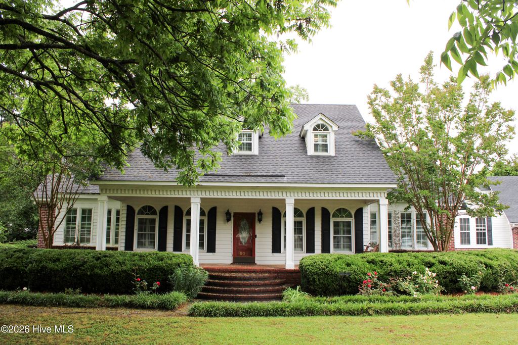 Photo of 609 Robeson Avenue, Lake Waccamaw, NC 28450 (MLS # 100572465)
