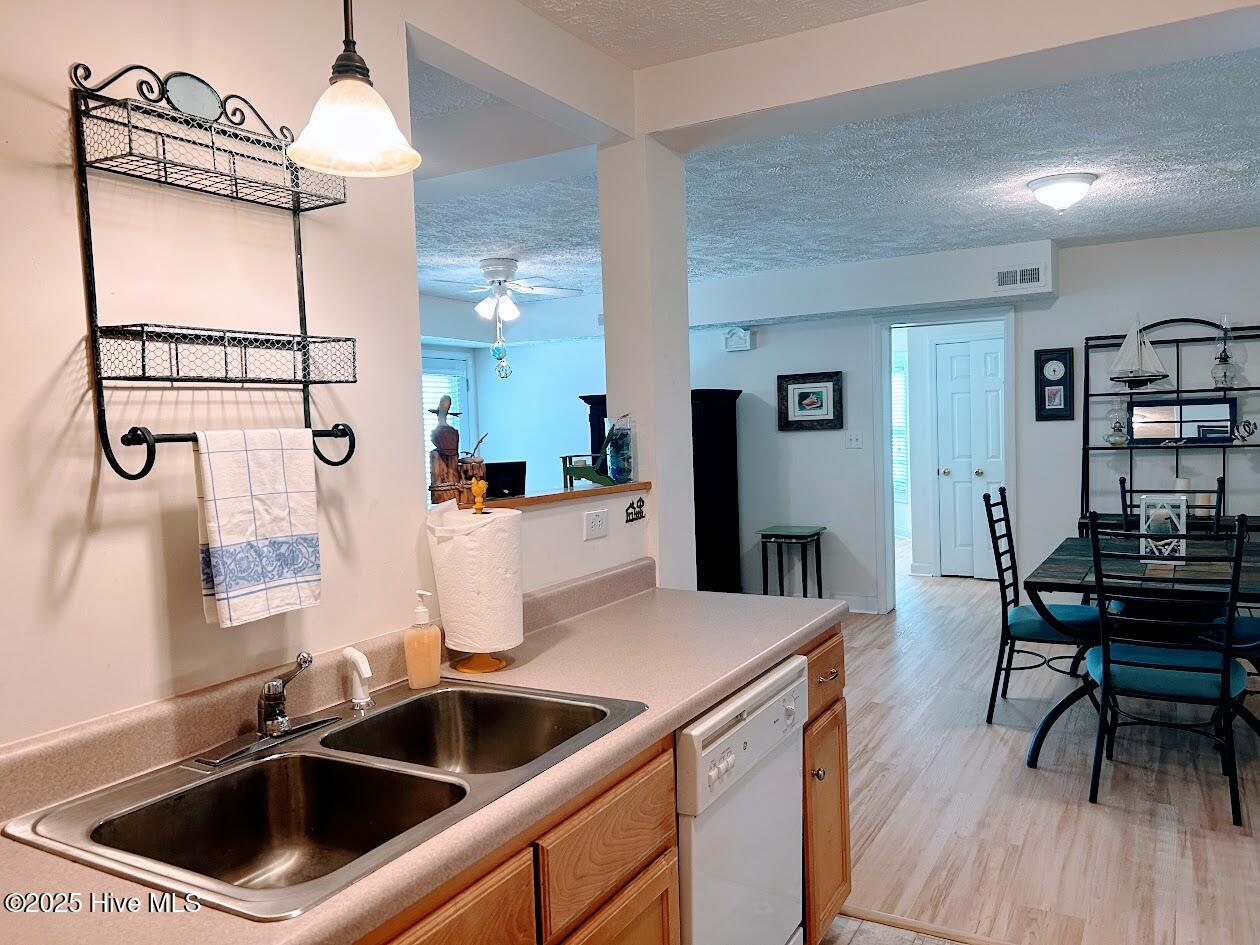 Carolina Beach, North Carolina 28428, United States, 2 Bedrooms Bedrooms, ,2 BathroomsBathrooms,Residential,Active,255836