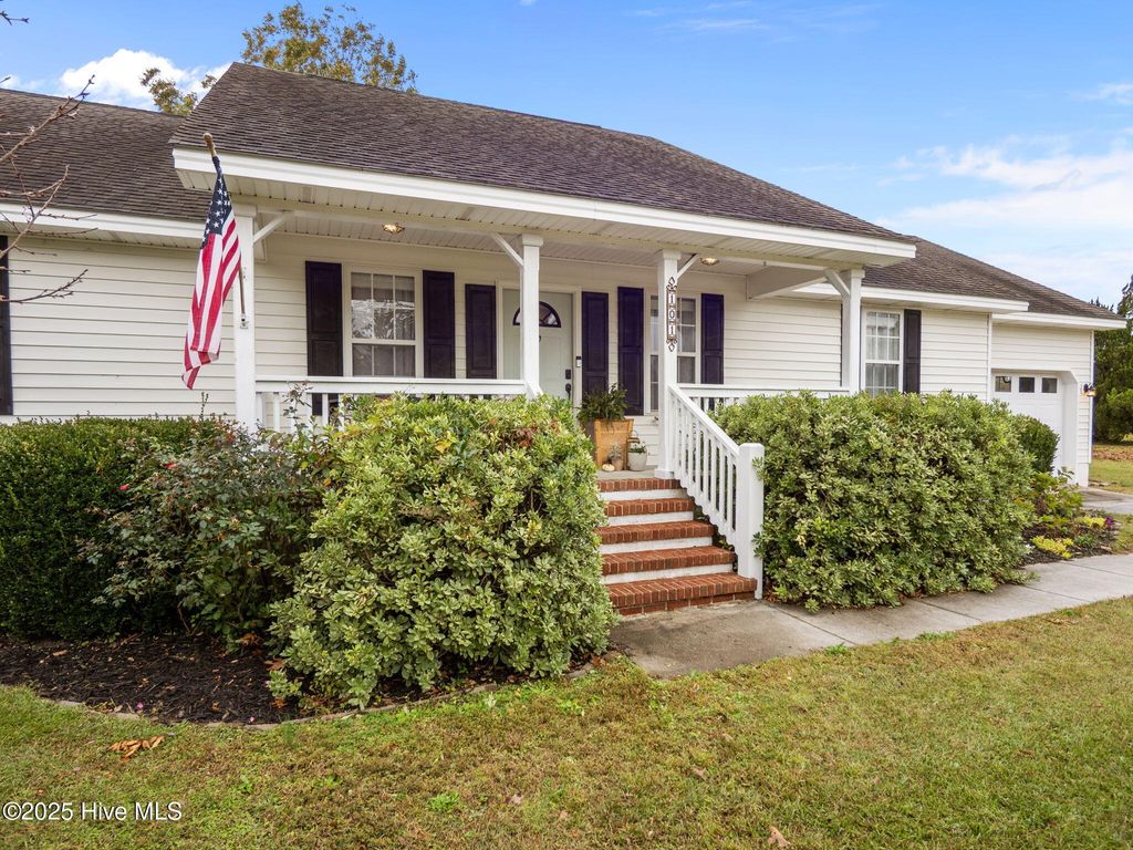 Photo of 101 Bur Oaks Boulevard, Newport, NC 28570 (MLS # 100539629)