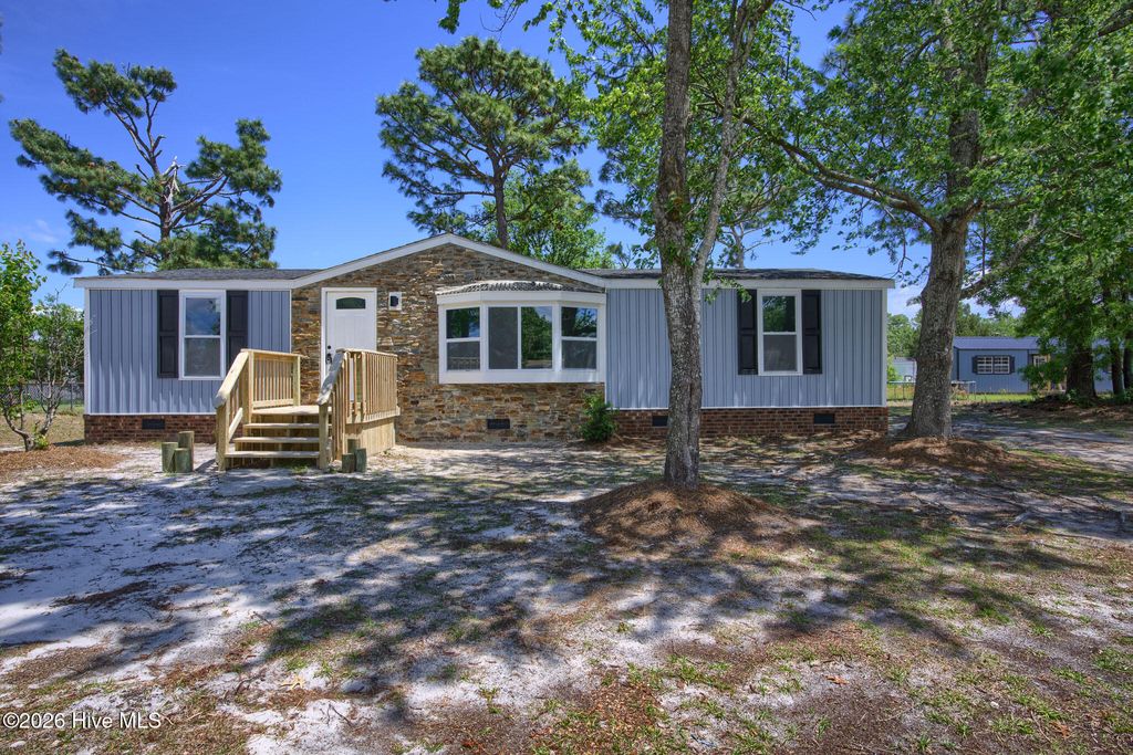 Photo of 108 N Queens Street, Hubert, NC 28539 (MLS # 100572192)