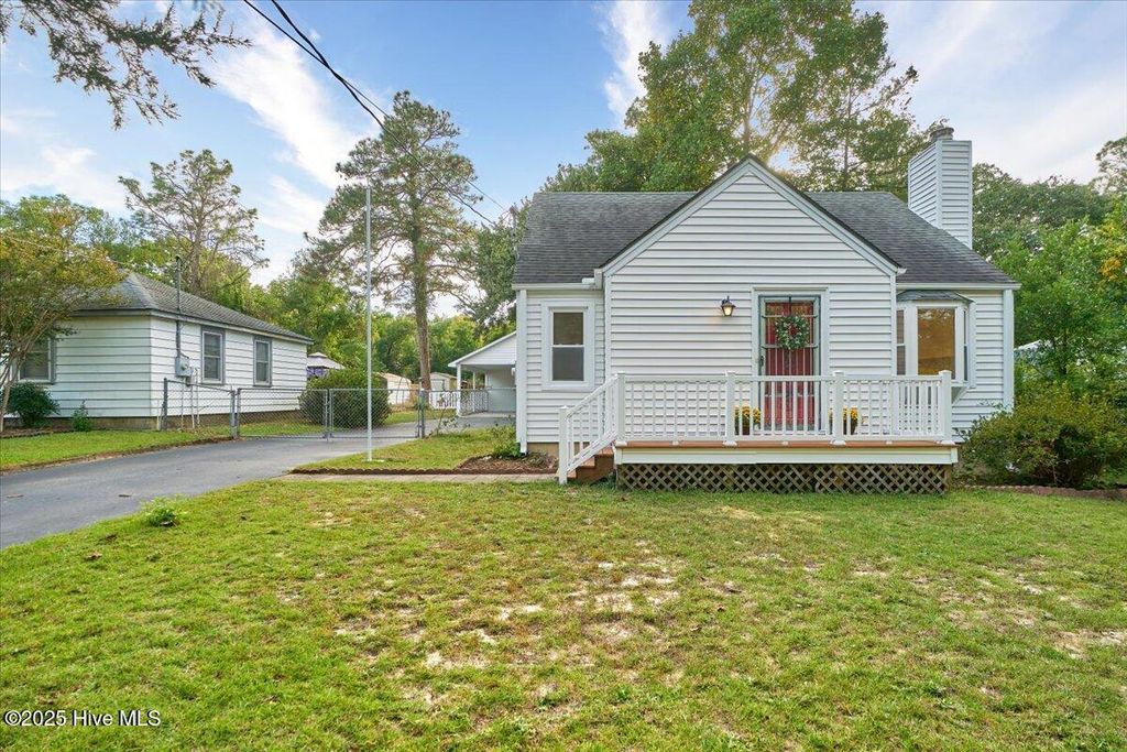 Photo of 240 E Ohio Avenue, Southern Pines, NC 28387 (MLS # 100526483)