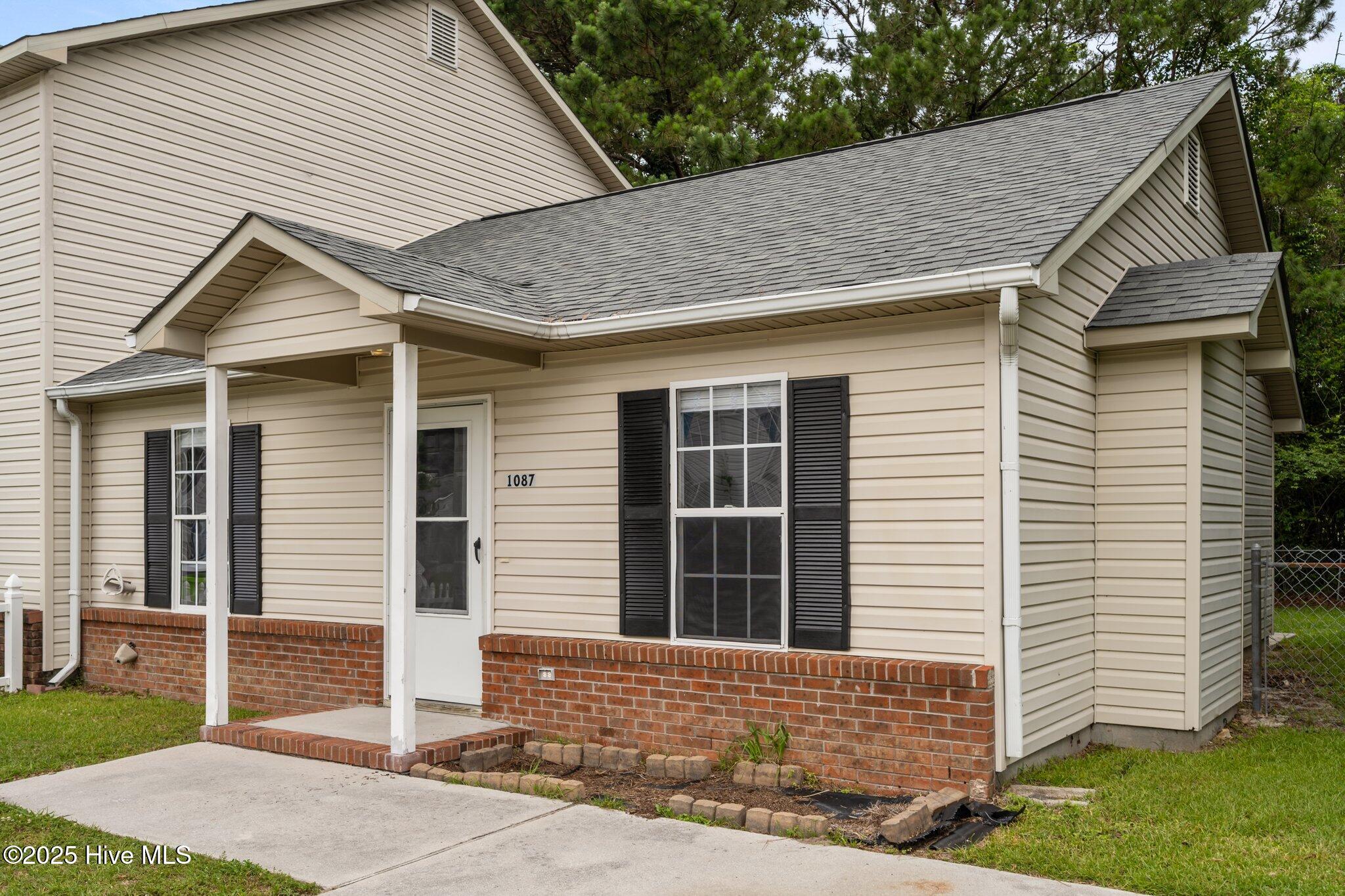 1087 W Pueblo Drive