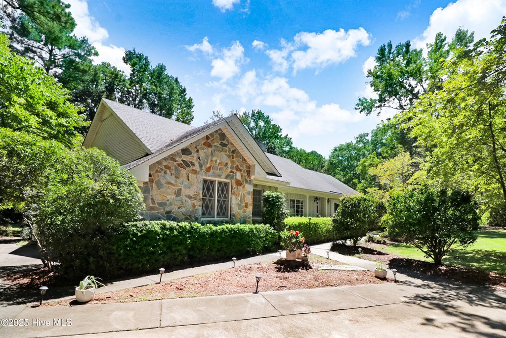 Photo of 1601 Cambridge Drive, Kinston, NC 28504 (MLS # 100526325)