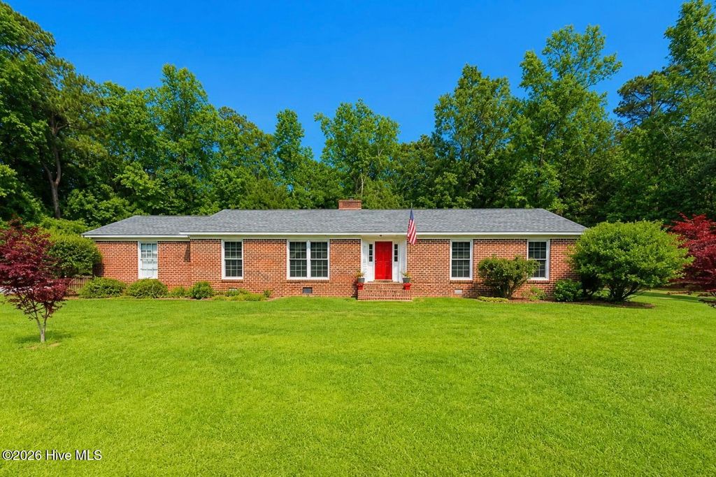 Photo of 305 Lakeview Avenue, Lake Waccamaw, NC (MLS # 100572696)