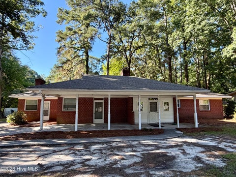 Homes For Sale - 915 SE Greenville Boulevard<br/> Greenville, NC 27858