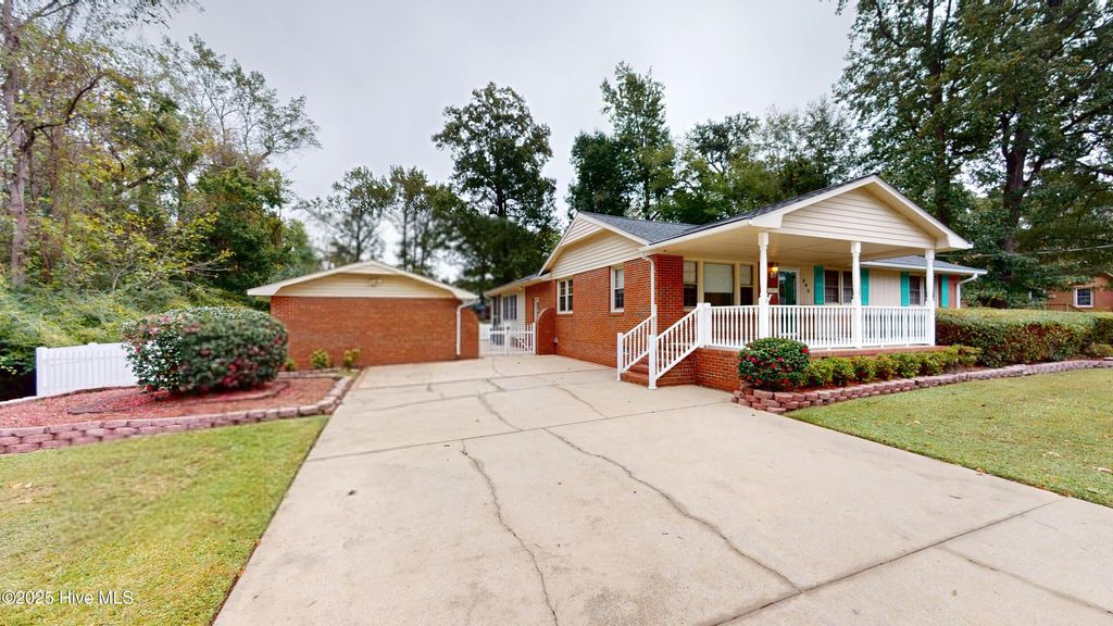 Photo of 902 Sioux Drive, Jacksonville, NC 28540 (MLS # 100536535)