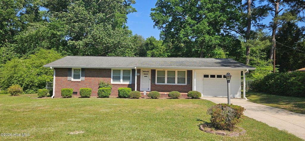 Photo of 118 Forest Drive W, Whiteville, NC 28472 (MLS # 100568184)