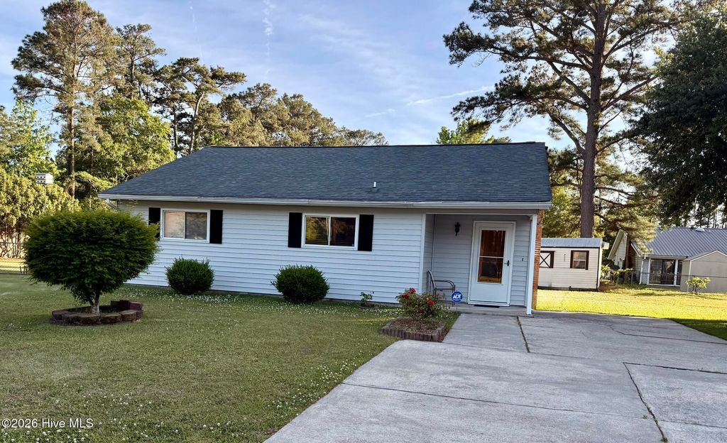 Photo of 512 S Pine Cone Lane, Jacksonville, NC 28546 (MLS # 100571412)