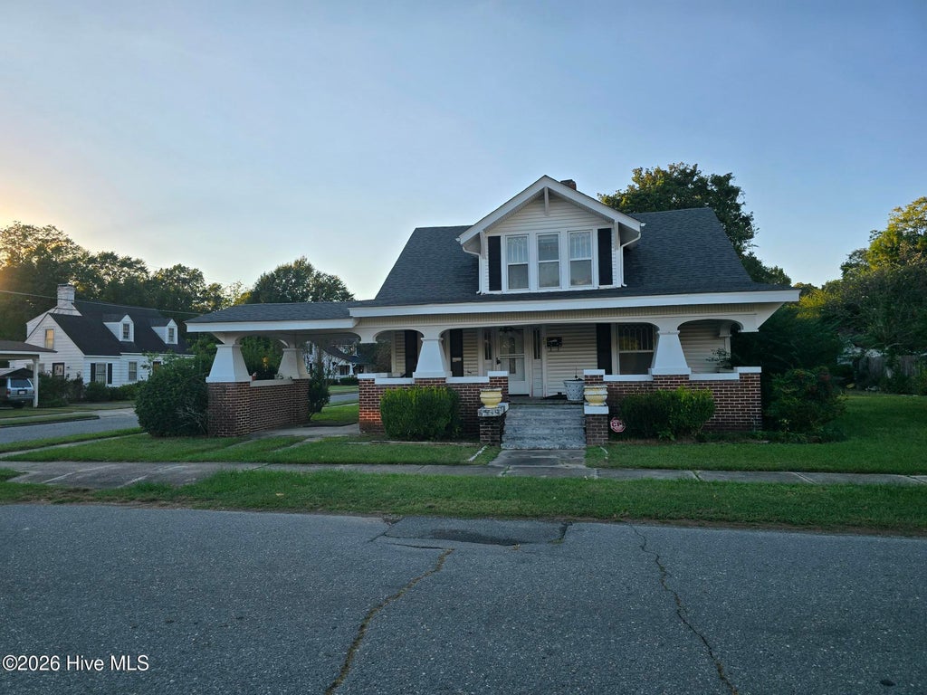 Photo of 201 N Southerland Street, Mount Olive, NC 28365 (MLS # 100609721)