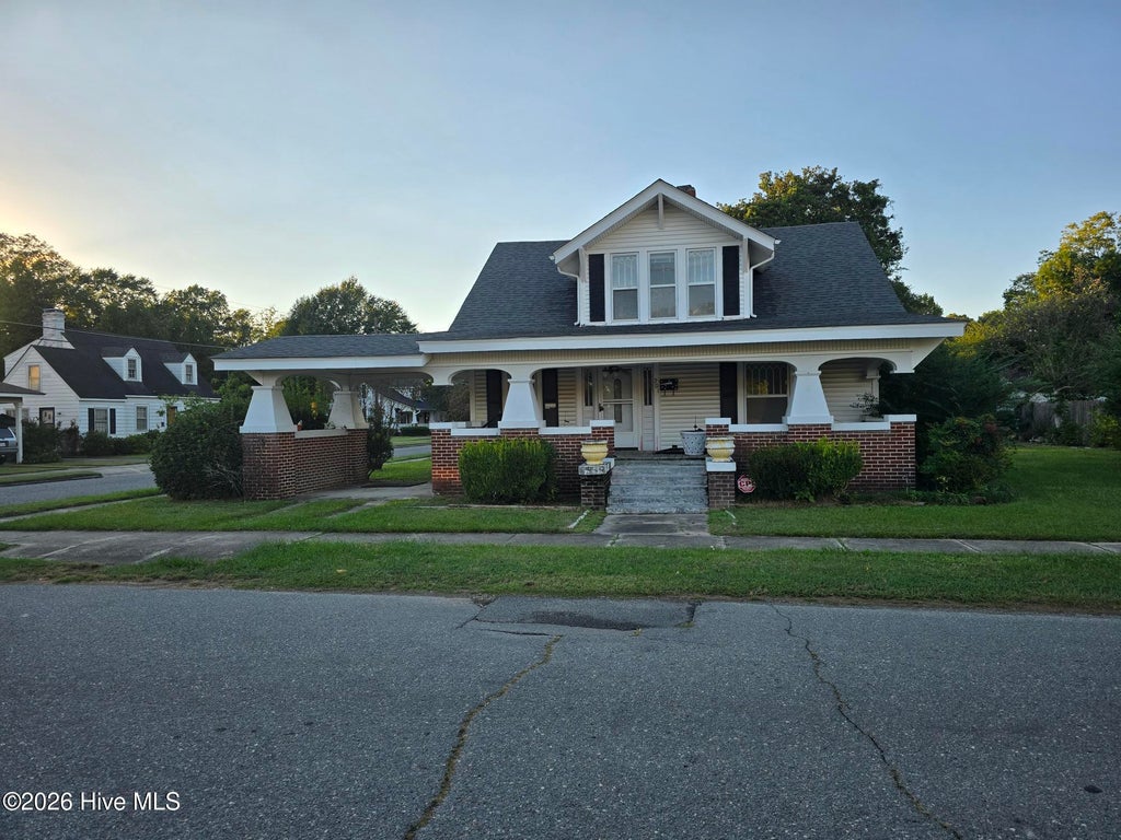 Photo of 201 N Southerland Street, Mount Olive, NC 28365 (MLS # 100609721)