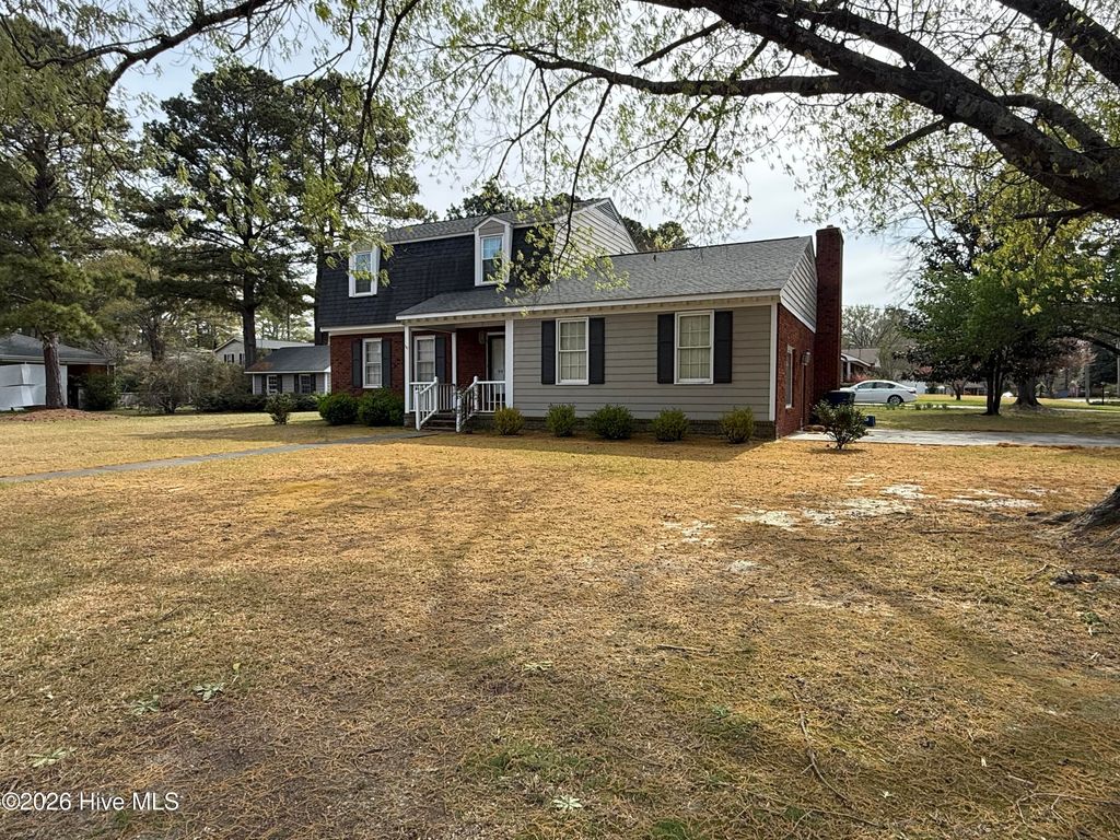 Photo of 907 Chestnut Drive, Smithfield, NC 27577 (MLS # 100566188)
