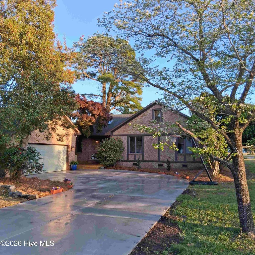 Photo of 824 Pelican Drive, New Bern, NC 28560 (MLS # 100565020)