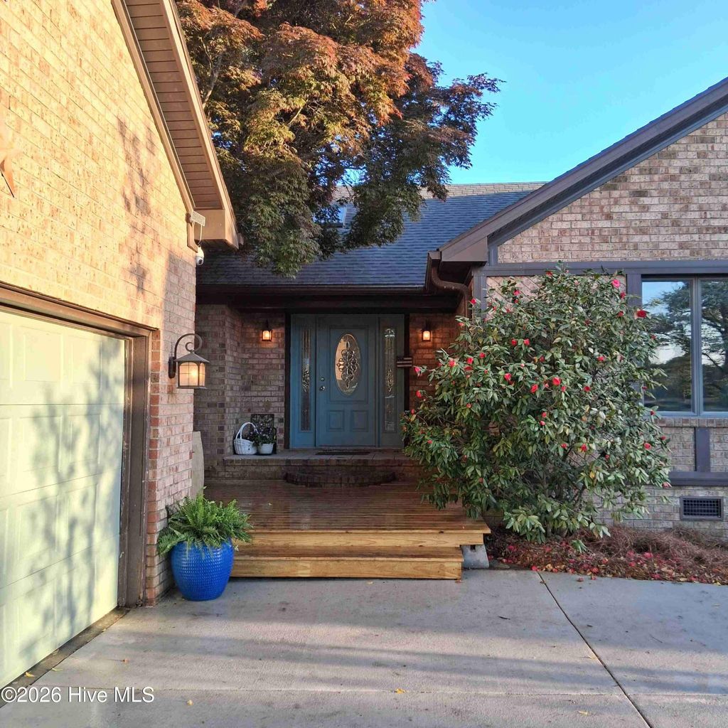 Photo of 824 Pelican Drive, New Bern, NC 28560 (MLS # 100565020)