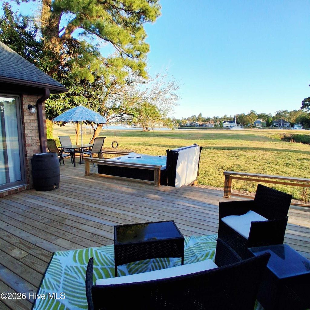 Photo of 824 Pelican Drive, New Bern, NC 28560 (MLS # 100565020)