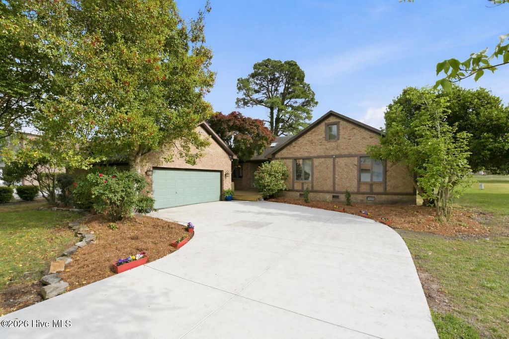 Photo of 824 Pelican Drive, New Bern, NC 28560 (MLS # 100565020)
