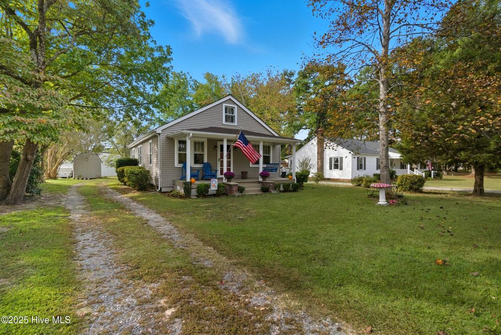 Photo of 907 W Queen Street, Edenton, NC 27932 (MLS # 100535711)