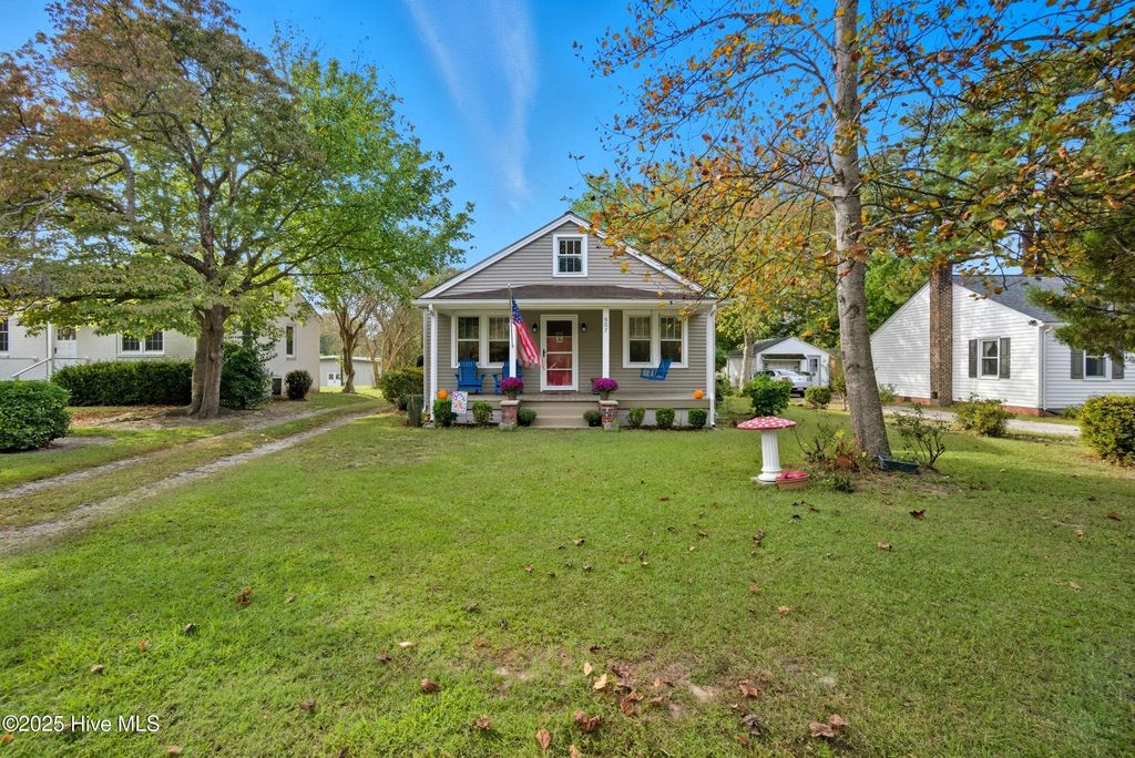 Photo of 907 W Queen Street, Edenton, NC 27932 (MLS # 100535711)