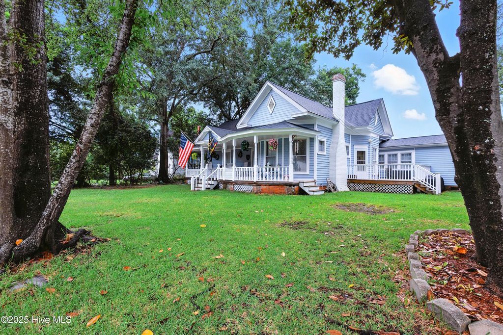 Photo of 207 S Walker Street, Burgaw, NC 28425 (MLS # 100525104)