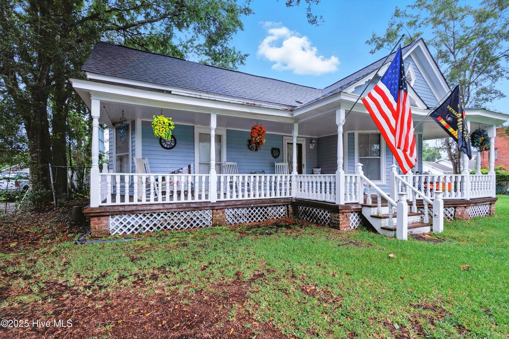 Photo of 207 S Walker Street, Burgaw, NC 28425 (MLS # 100525104)