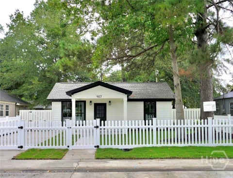 Homes For Sale - 907 Cubedge Street<br/> Savannah, GA 31415