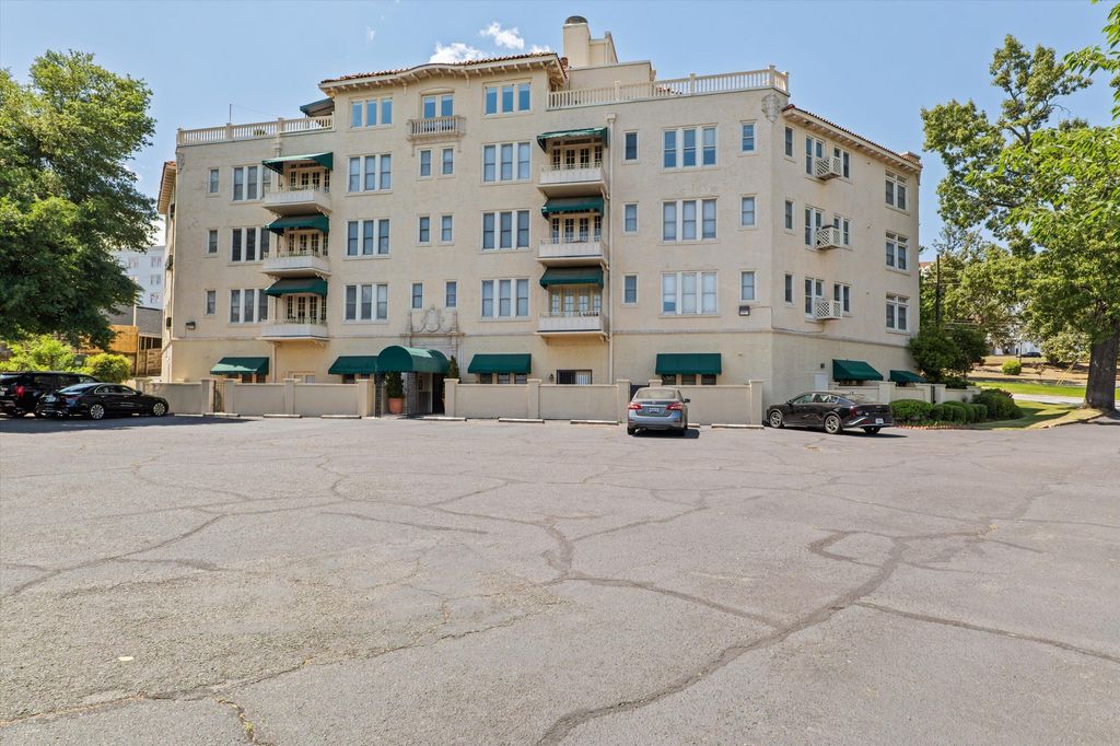 Photo of 2068 Walton Way #204, Augusta, GA 30904 (MLS # 554927)