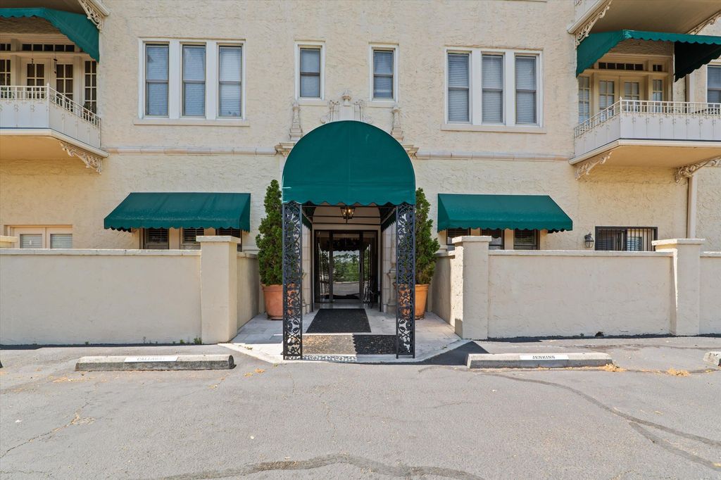 Photo of 2068 Walton Way #204, Augusta, GA 30904 (MLS # 554927)