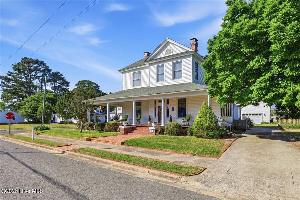 Photo of 218 W College Street, Mount Olive, NC 28365 (MLS # 100570727)