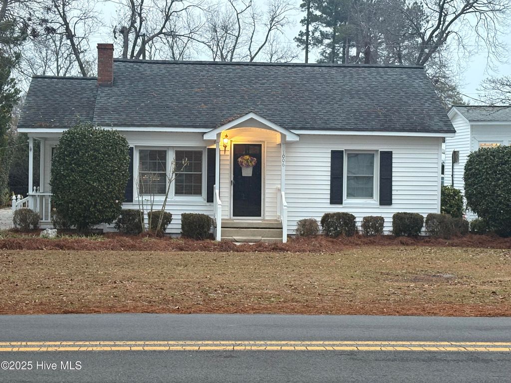 Photo of 1006 Lake Shore Drive, Lake Waccamaw, NC 28450 (MLS # 100544908)