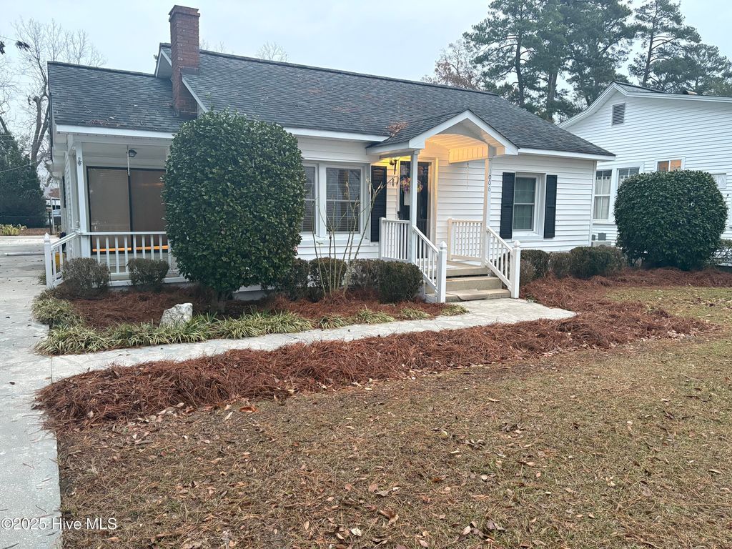 Photo of 1006 Lake Shore Drive, Lake Waccamaw, NC 28450 (MLS # 100544908)