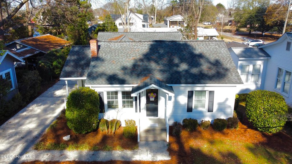 Photo of 1006 Lake Shore Drive, Lake Waccamaw, NC 28450 (MLS # 100544908)
