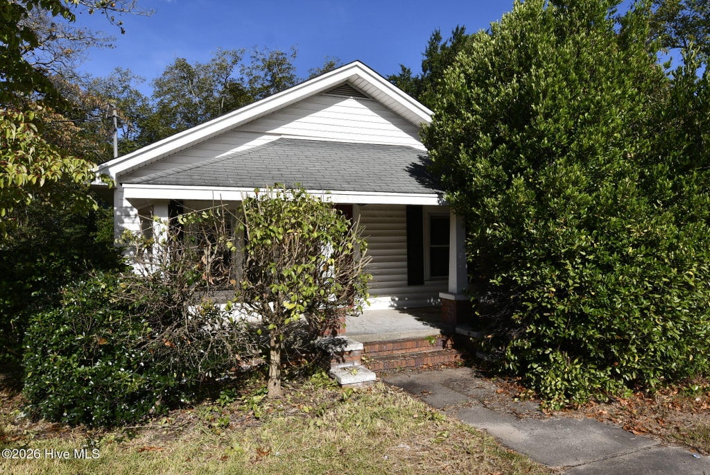 Photo of 114 S Gillespie Street, Elizabethtown, NC 28337 (MLS # 100606901)